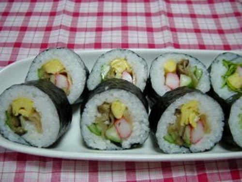 com cuon sushi6 Các bước làm món Cơm cuộn sushi chay