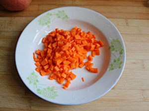 ep carot 1 Các bước làm món Nước ép cà rốt mix táo