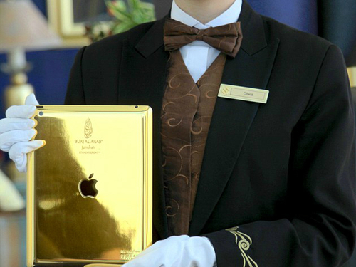 iPad vang 1369213312 500x0 Chiêm ngưỡng iPad mạ vàng tại khách sạn 7 sao Dubai