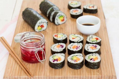 Hướng dẫn làm sushi chay và gừng cực ngon tại nhà sushi cuon chay 3 480x320 Hướng dẫn làm sushi chay và gừng cực ngon tại nhà
