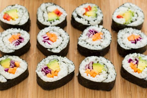 Hướng dẫn làm sushi chay và gừng cực ngon tại nhà sushi cuon chay 4 480x320 Hướng dẫn làm sushi chay và gừng cực ngon tại nhà