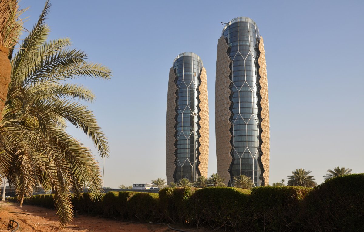 2 al bahr towers  abu dhabis al bahr towers has photovoltaic panels that react to sunlight as the sun moves 2000 umbrellas open and close to reduce interior thermal energy by 50 percent Điểm qua bảng xếp hạng 9 tòa cao ốc đẹp nhất thế giới