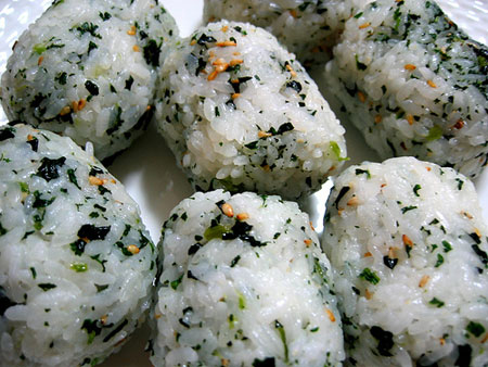 images687379 nam3 51317 Hướng dẫn cách làm cơm nắm Onigiri của người Nhật