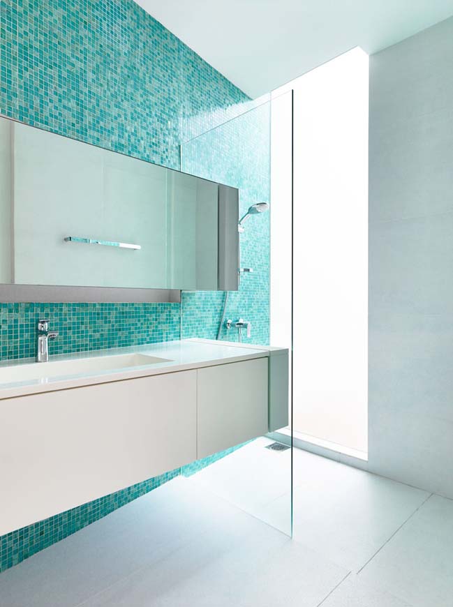 phong tam dep voi tong mau xanh va trang 04 Mẫu thiết kế phòng tắm đẹp với tông màu xanh và trắng